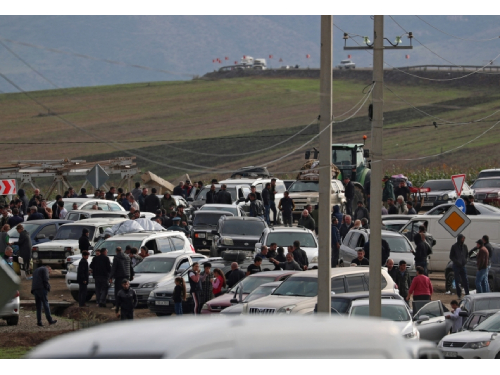 Šimtai automobilių iš Kalnų Karabacho juda link Armėnijos – AFP