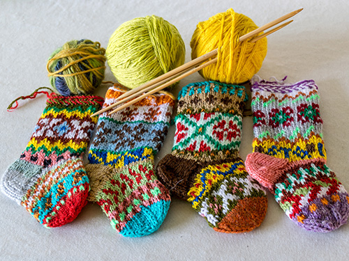 Akcija „Šilti linkėjimai nuo Močiutės“ kviečia senjorus megzti kojines vienišiems vaikams